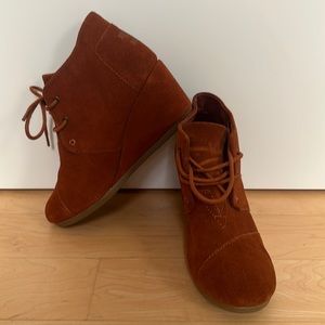 Toms desert wedge booties